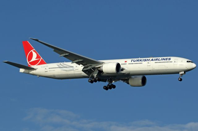 BOEING 777-300 (TC-JJE)