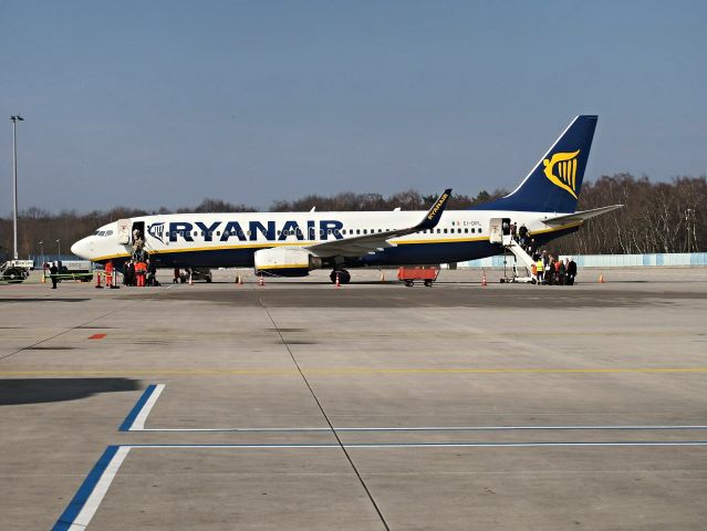 Boeing 737-800 (EI-DPL) - Boarding Ryanair