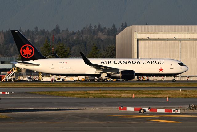 BOEING 767-300 (C-GHLV)