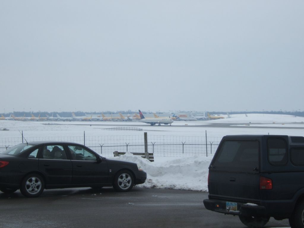 BOEING 767-300 (N1604R) - Delta flight 229 landing on 36R coming from Parisbr /br /Taken 02/16/2014