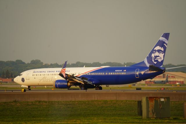 Boeing 737-900 (N265AK) - Alaska Honoring those who surved livery making a guest appearance on 30L.br /8/8/23