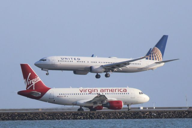 Airbus A319 (N525VA) - UA Boeing 737-900 (N37468) was landing