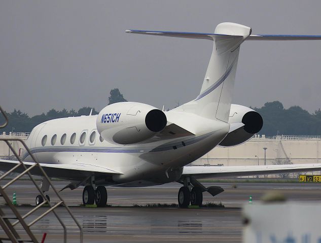 Gulfstream Aerospace Gulfstream G650 (N651CH) - I took this picture on Oct 17, 2018.br /Unfortunately, this photo shows the obtrusive equipment on the left side of the picture. There was no chance to photograph the N651CH in good condition after that.