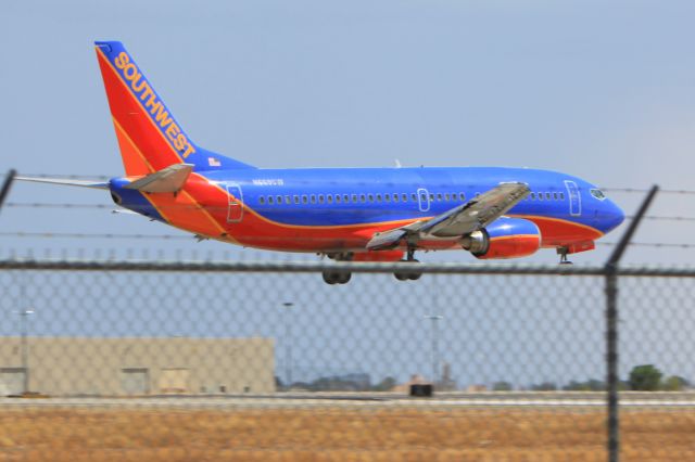 BOEING 737-300 (N669SW)