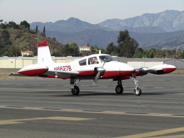 Cessna 310 (N6627B) - Taxiing to RWY 26L