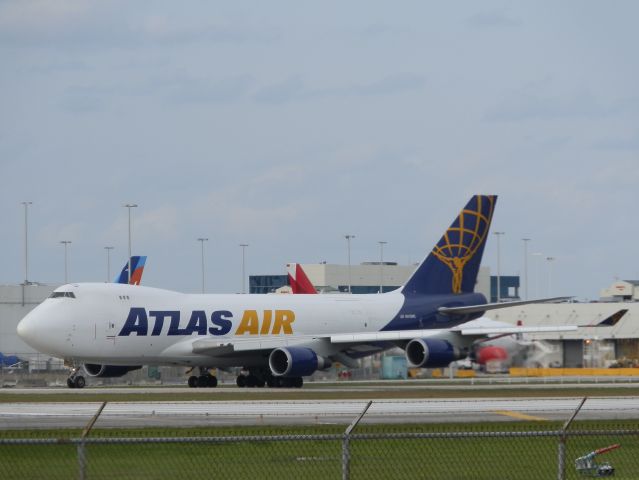 Boeing 747-400 (N415MC)