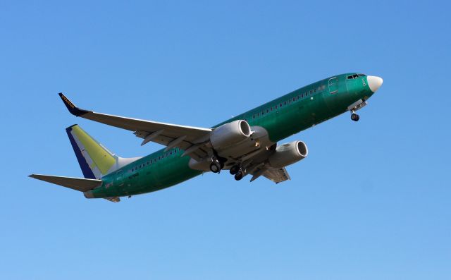 Boeing 737-800 (N1786B) - A future Ryan Air 737-800 Performing a a missed approach at Paine Field.