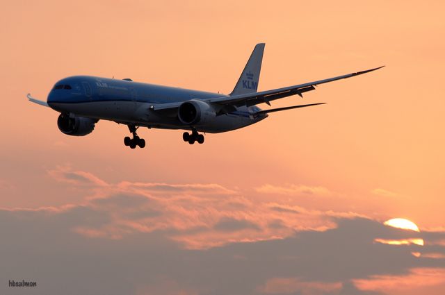 Boeing 787-8 (PH-BHE) - landing rwy 15 at Galeão Int´l, under a nice sunset.