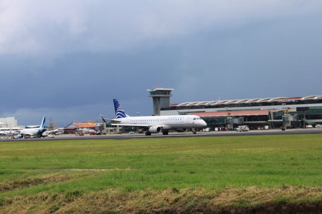 Embraer ERJ-190 (HP-1566CMP)