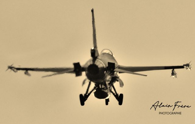 Lockheed F-16 Fighting Falcon — - retour 