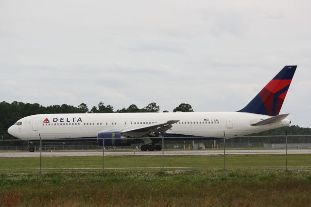 BOEING 767-300 (N136DL) - Delta Flight 2245 (N136DL) arrives at Southwest Florida International Airport following flight from Minneapolis/St Paul International Airport