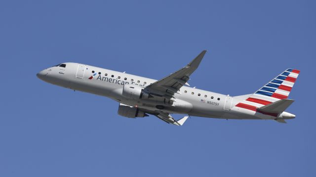 Embraer 175 (N507SY) - Departing LAX on 25R