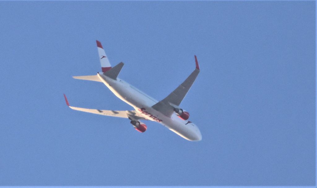 OE-LAZ — - OE-LAZ Boeing 767-3Z9 ER Austrian Airlines de Montréal YUL vers Vienne VID Altitude 5875 Mètres Vitesse 791 Km/H Survolant la ville de Lavaltrie QC. le 15-04-2023 à 19:09