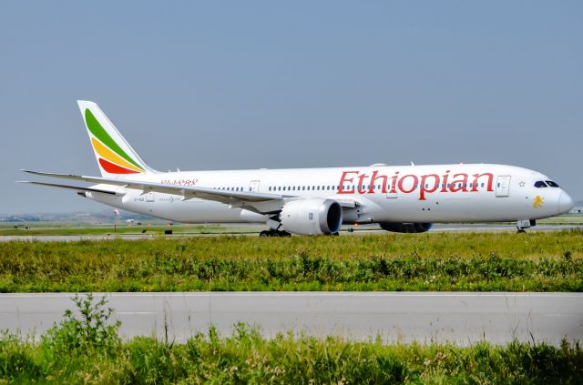 Boeing 787-9 Dreamliner (ET-AUO) - Ethiopian Airlines 787-9 taxi to runway 23 at CYYZ