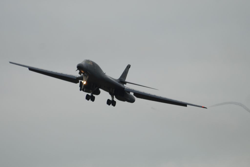 AF85087 — - A B1B RETURNING TO FAIRFORD