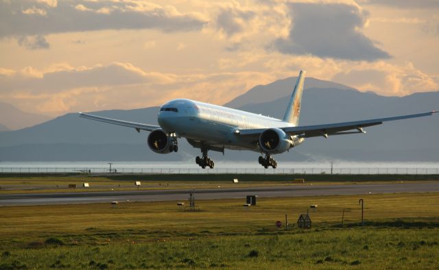 BOEING 777-300 (C-FNNU)