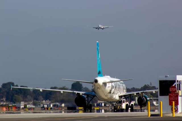 Airbus A320 — - Looking north at KSNA.