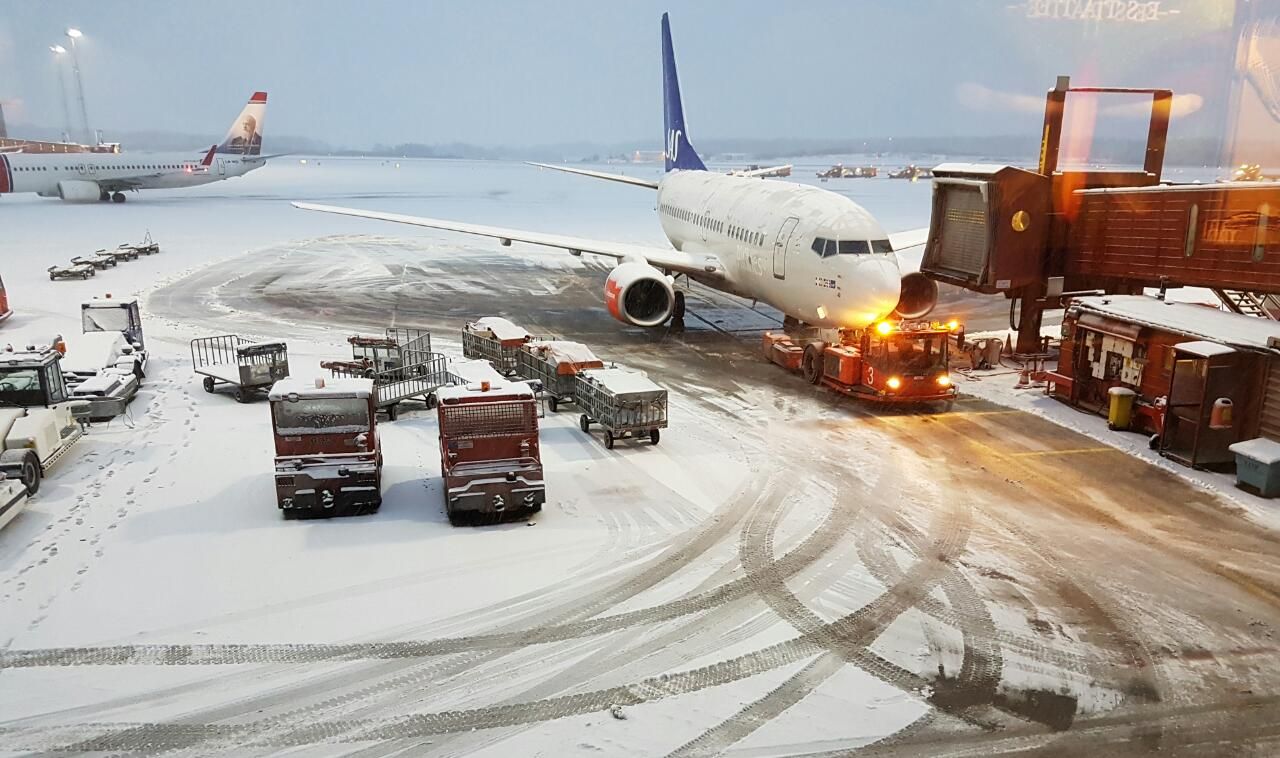 BOEING 737-600 (LN-RCT) - Photo taken by my daughter Isabela.