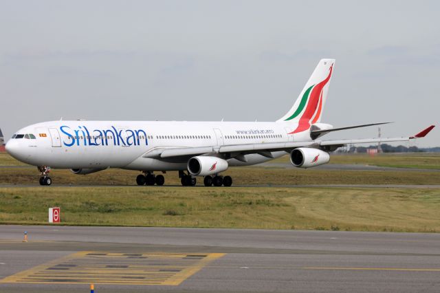 Airbus A330-300 (4R-ADF)