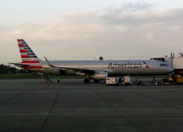 Airbus A321 (N147AA)