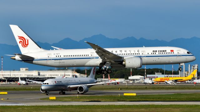 Boeing 787-9 Dreamliner (B-7877)