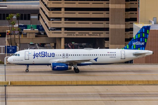 Airbus A320 (N644JB) - A JetBlue A320 taxiing at PHX on 2/14/23. Taken with a Canon R7 and Canon EF 100-400 II L lens.