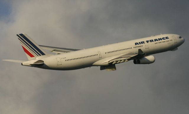 Airbus A340-300 (F-GLZM)