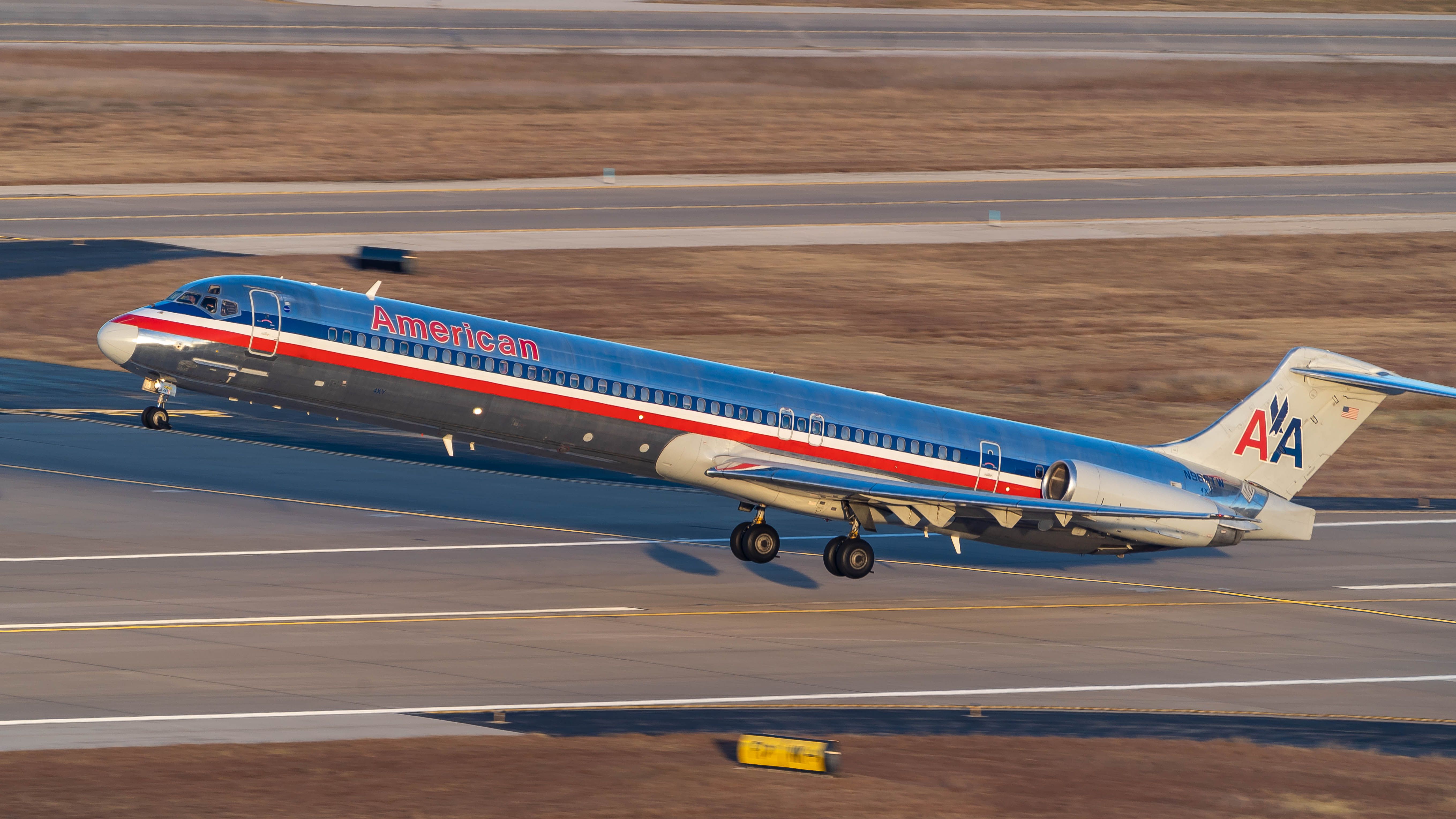 McDonnell Douglas MD-83 (N966TW) - Lifting off from 18L at sunrisebr /11/17/18