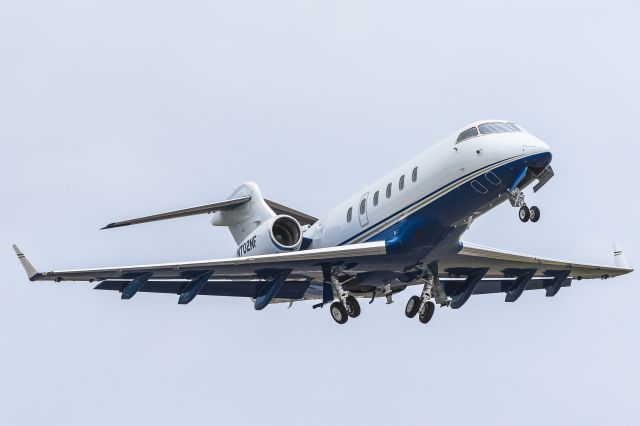 Bombardier Challenger 300 (N702NF)