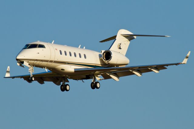 Bombardier Challenger 300 (N620JF) - On short final for 31