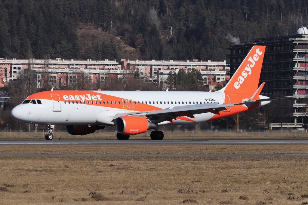 Airbus A320 (G-EZWL)