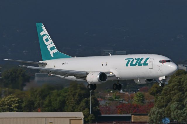 BOEING 737-400 (ZK-TLK) - ADELAIDE AIRPORT WEDNESDAY JUNE 15, 2022.