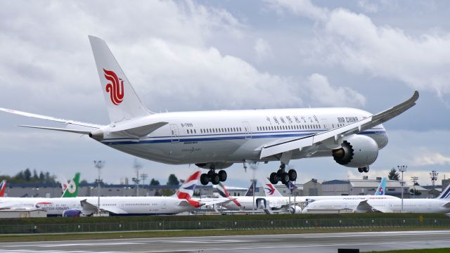 Boeing 787-9 Dreamliner (B-7899) - BOE53 on short final to Rwy 16R to complete a B2 flight on 10/16/16. (ln 487 / cn 34311).