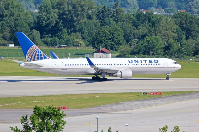 BOEING 767-300 (N667UA)