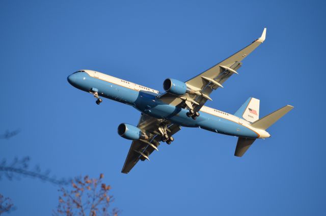 Boeing 757-200 (N90016) - Airforce Two, C-32A, Performing touch and go at KPHF. I put 757 because the aircraft tag would not let me put C-32A, it said invalid aircraft type.