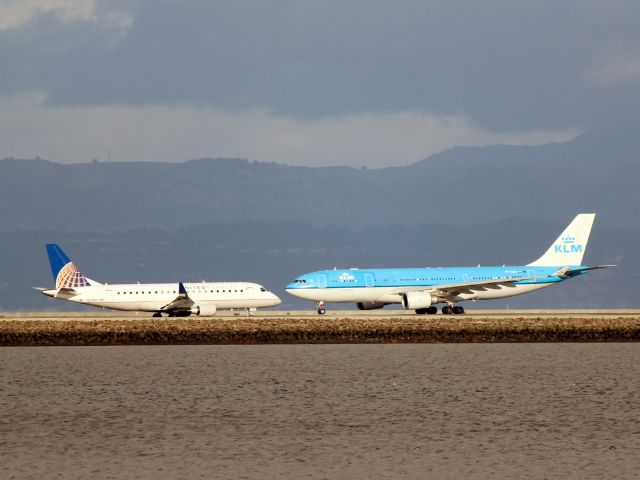 Airbus A330-200 (PH-AOK)