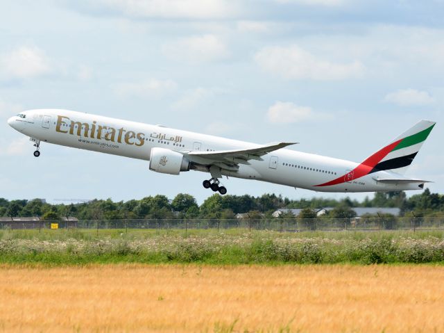 BOEING 777-300ER (A6-ENW)