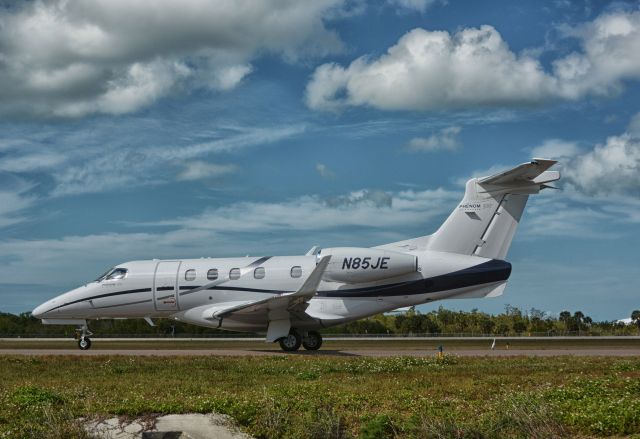 Embraer Phenom 300 (N85JE)