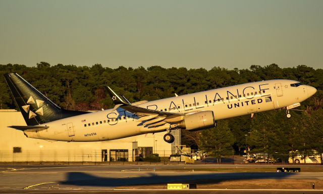 Boeing 737-800 (N76516) - Star Alliance Livery departs off 15L at IAH Airport in Houston, Tx. 