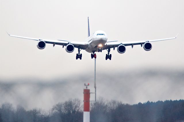 Airbus A340-600 (D-AIHU)