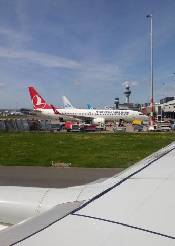 Boeing 737-800 (TC-JHU) - THY Turkish Airlines B737-8F2 cn4202, at the gate on Amsterdam 13 mei 2022