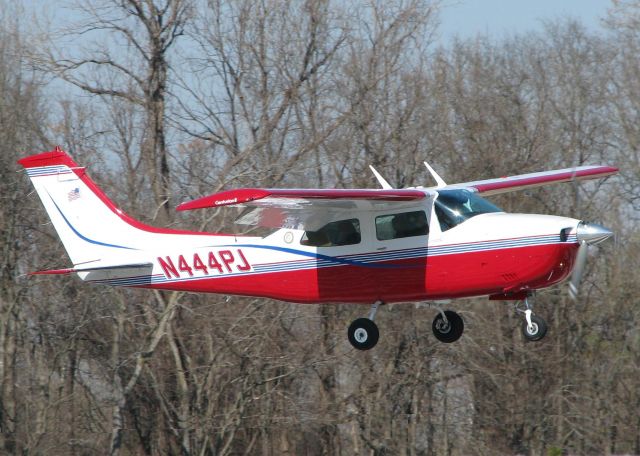 Cessna Centurion (N444PJ) - Landing on runway 14 at the Downtown Shreveport airport. A nice looking aircraft.