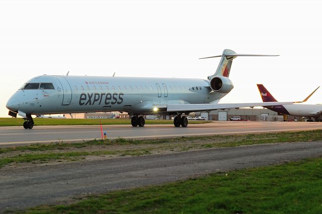 Canadair Regional Jet CRJ-900 (C-GLJZ)