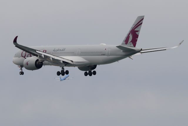 A7-ALQ — - 'Qatari 18 Romeo' landing on 4R as jetblue's 'Blueprint' departs on runway 9