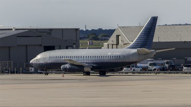 Boeing 737-200 (N993UA) - This aircraft has sat at this airport for years.