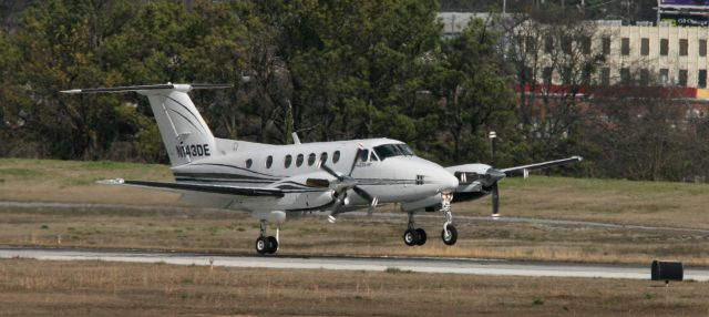 Beechcraft Super King Air 200 (N143DE) - Cross winds make the landing a job