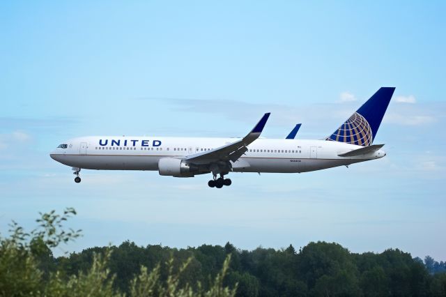 BOEING 767-300 (N664UA)