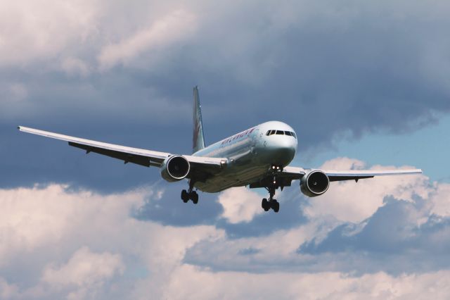 C-FCAB — - 2010:08:17. 15:40 B767-300 on final for Runway 25 Gusty headwind