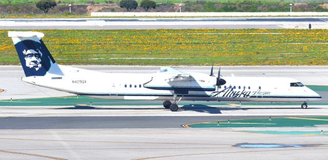 de Havilland Dash 8-400 (N429QX)