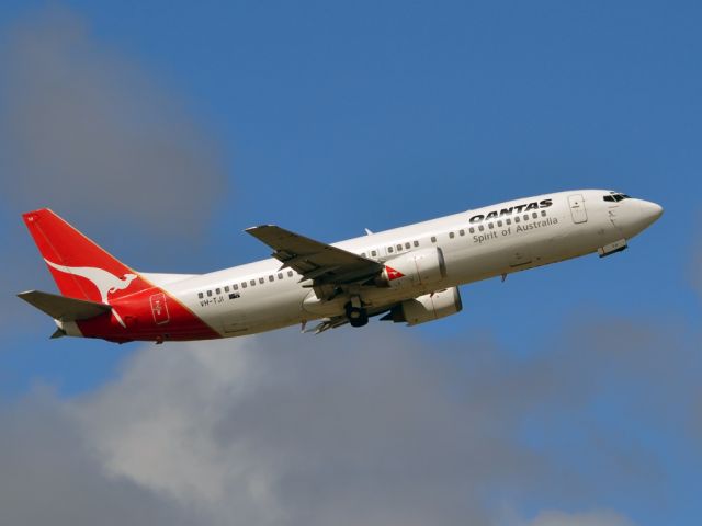 BOEING 737-400 (VH-TJI) - One of Qantas' old girls gets airborne off runway 23 and heads to Melbourne. Saturday, 24th March 2012.